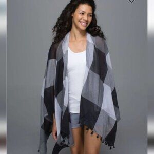 Lululemon Sun To Moon Scarf in Grey and Black